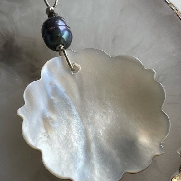 Shell & Pearl Pendant - Picture 4 of 4